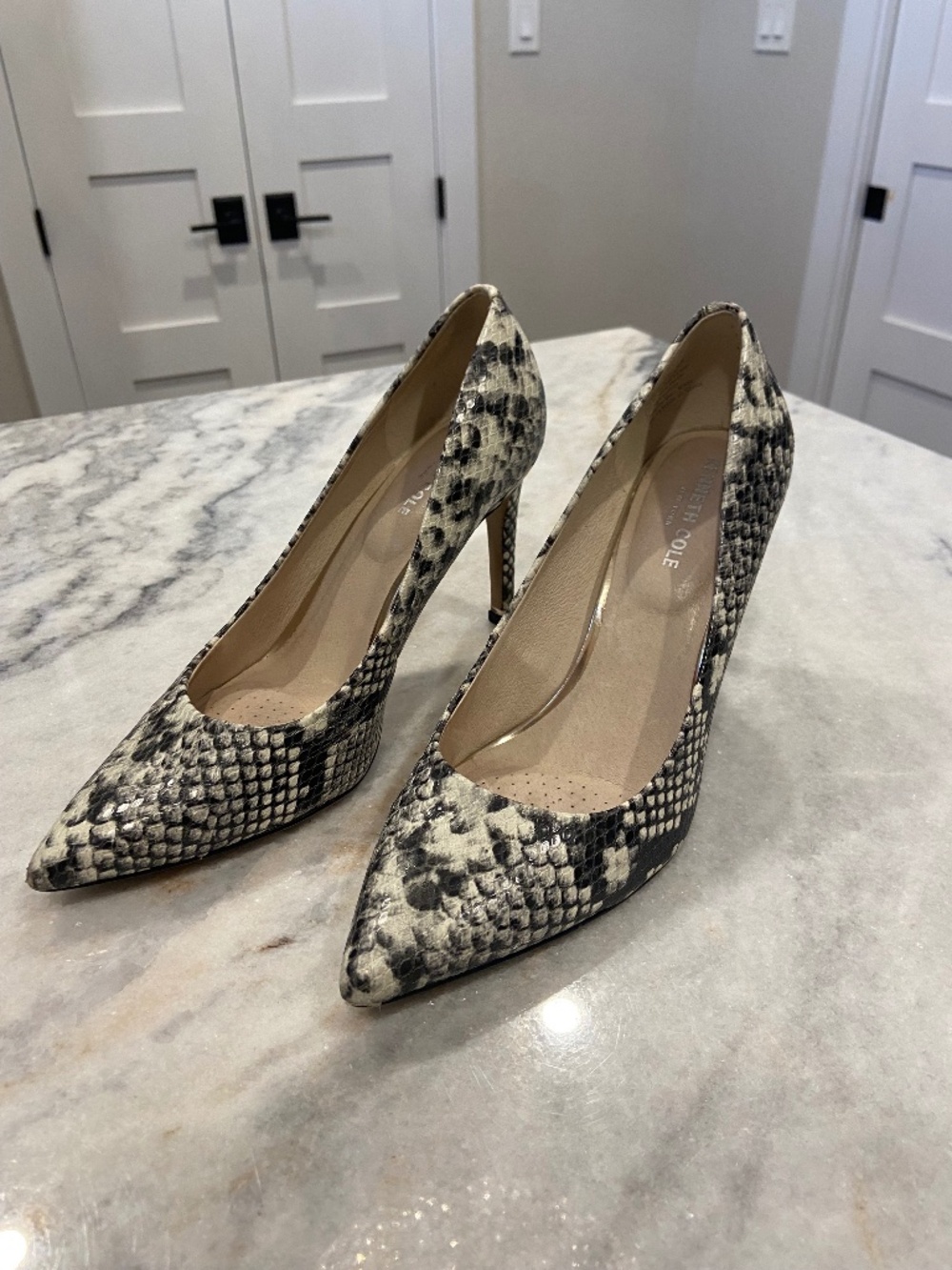 Kenneth Cole New York Riley 85 Pump Black and White Faux-Snakeskin, Size 9M